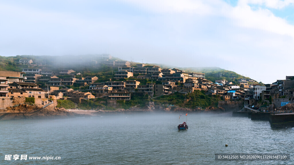 湖畔山村美景