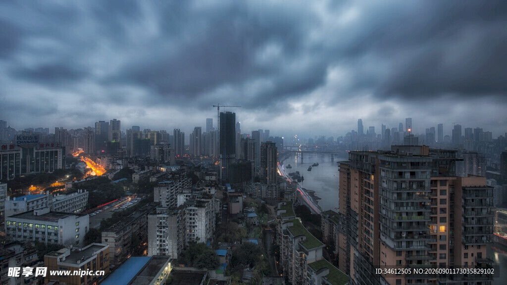 城市乌云密布的阴沉景象