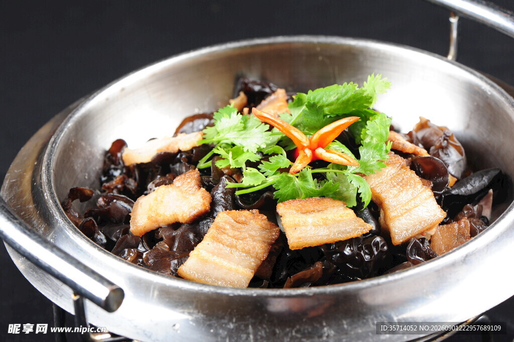 美味五花肉干锅