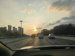 车内视角的日落公路景象