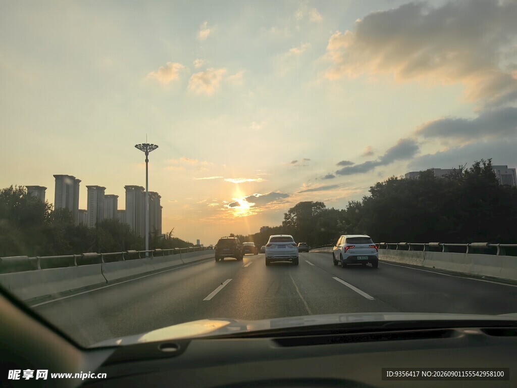 车内视角的日落公路景象