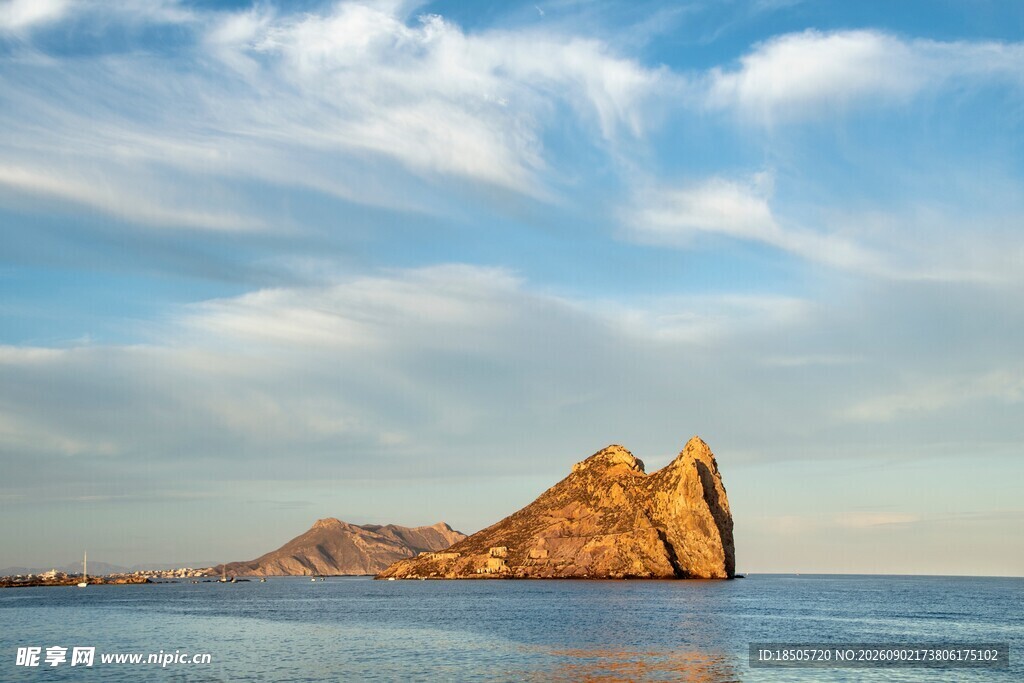 海上孤岩美景