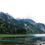 山水相依的静谧湖景