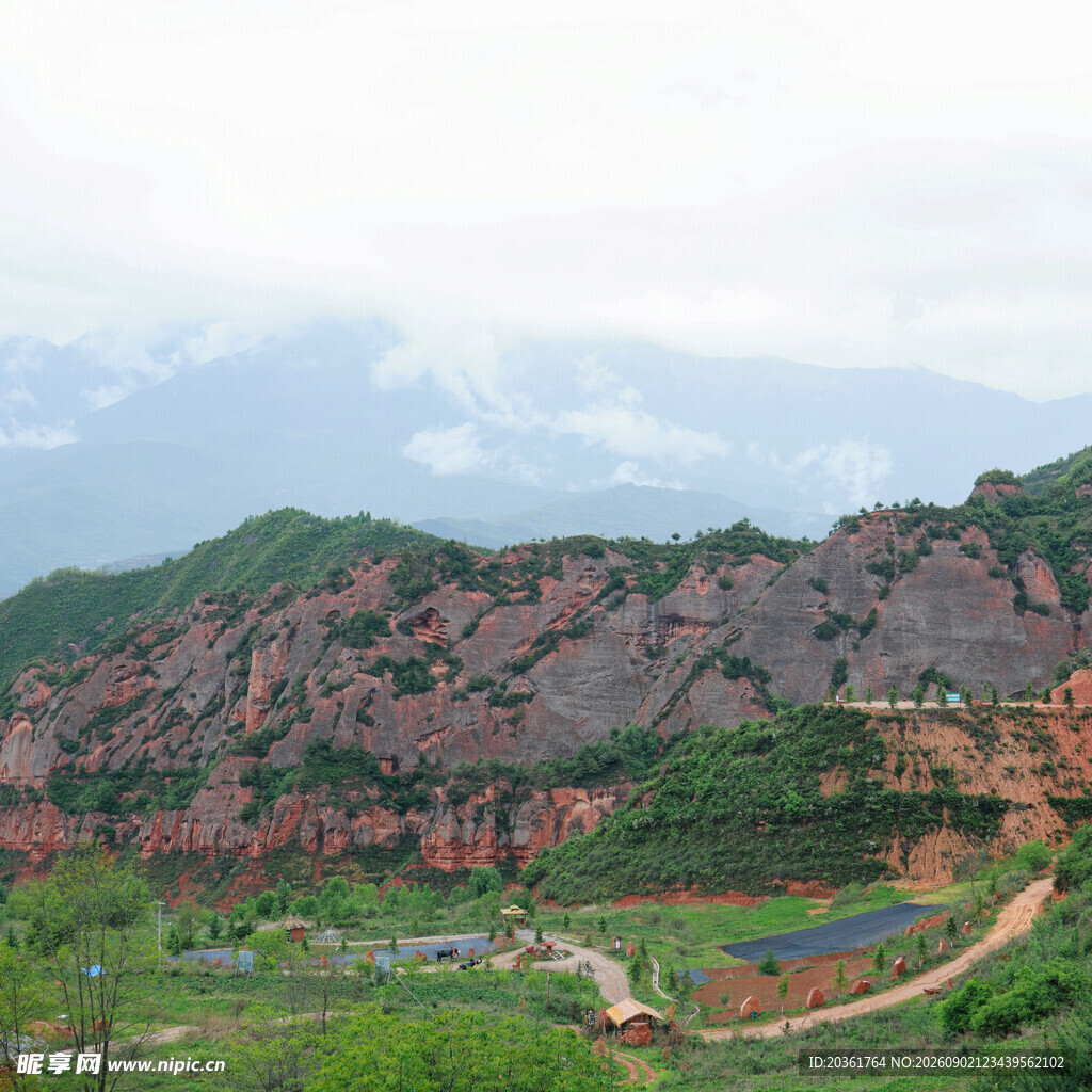 壮丽丹霞地貌山间美景