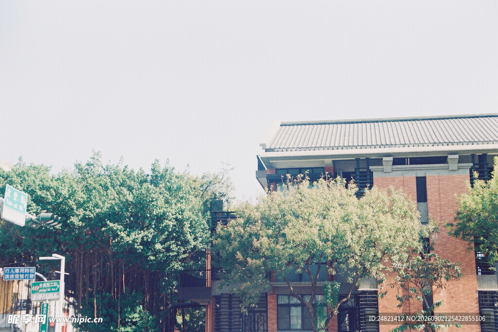 绿树环绕的红砖建筑