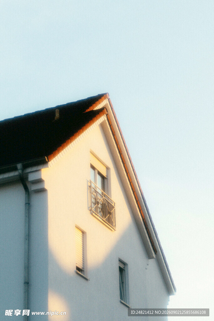 夕阳下的白色建筑一角