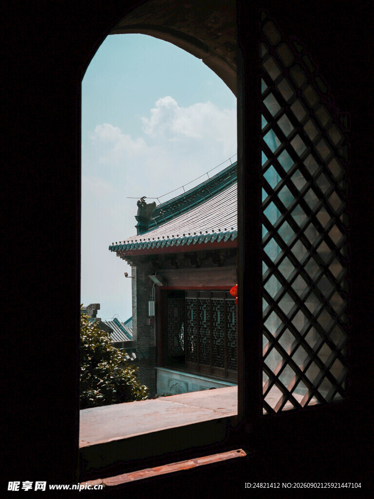 透过窗棂看古典建筑