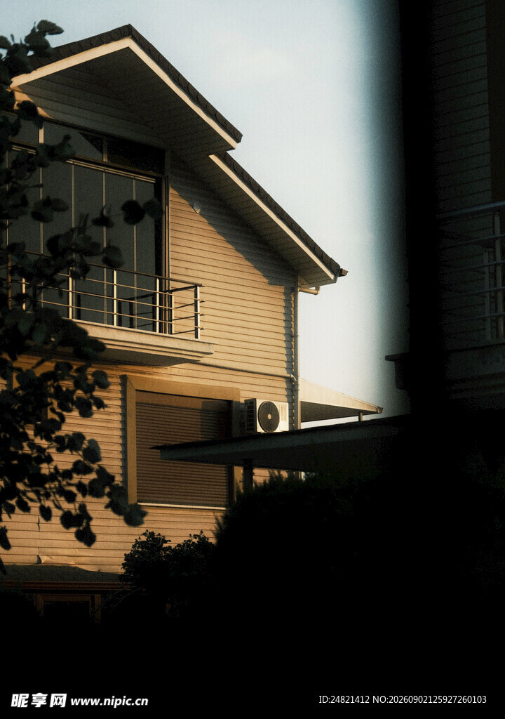 黄昏下的温馨两层小住宅