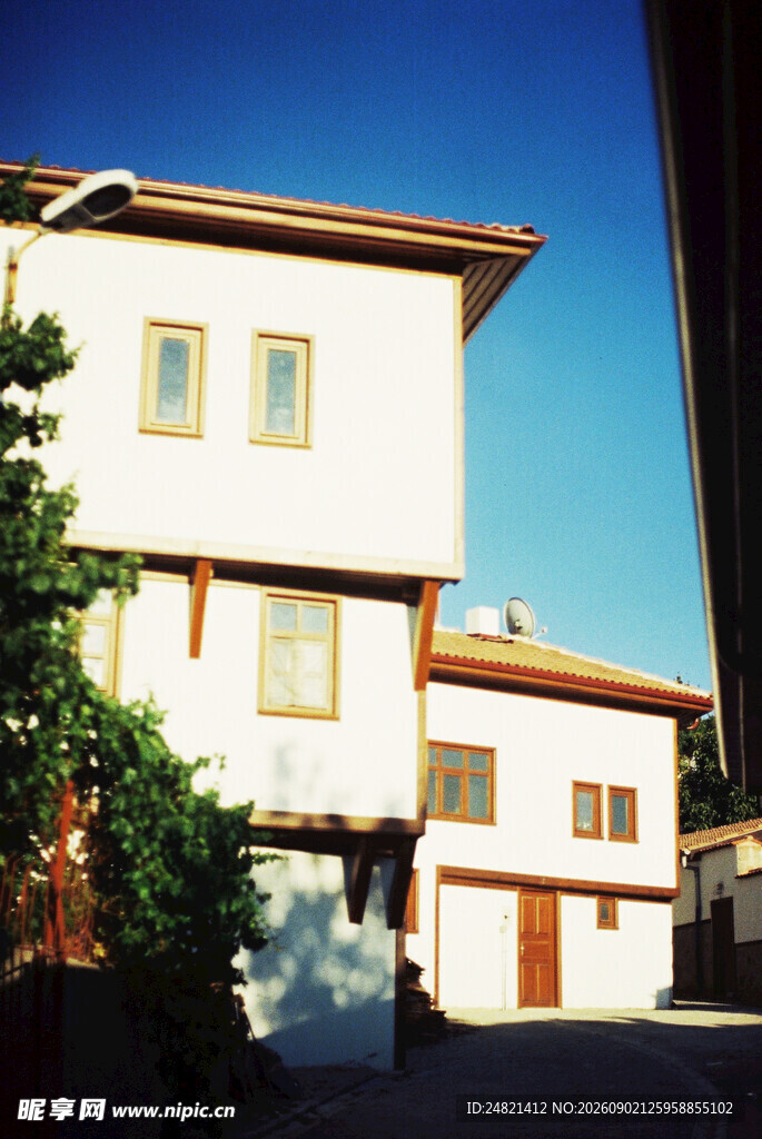 两层白色住宅及周边景致