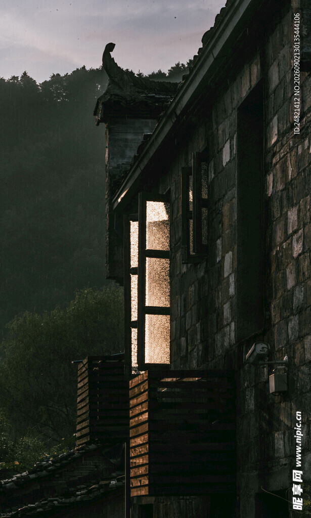 黄昏下的古朴中式建筑