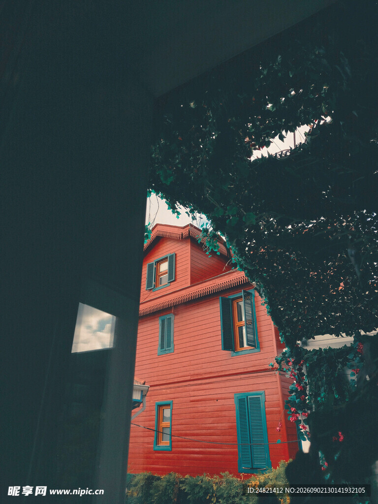 红色小屋与天空的独特景致