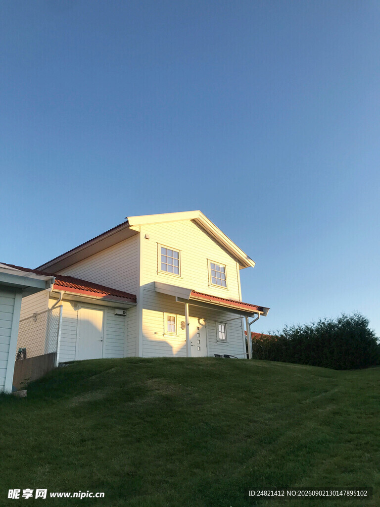 夕阳下的山坡住宅