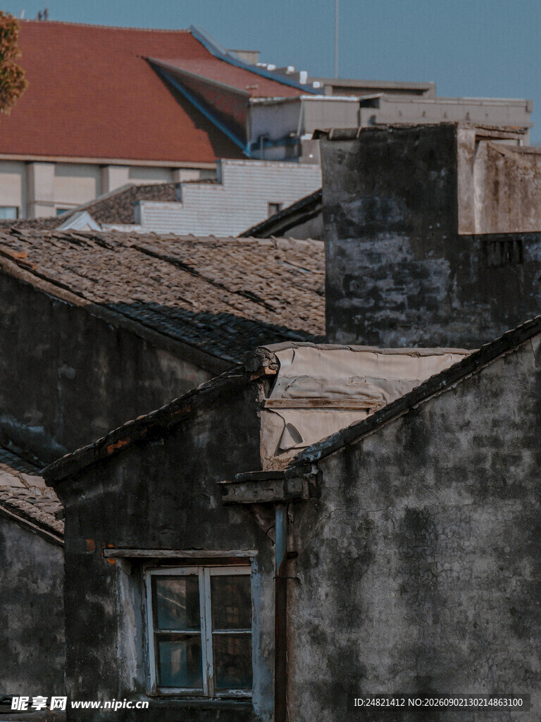 老旧房屋屋顶景象