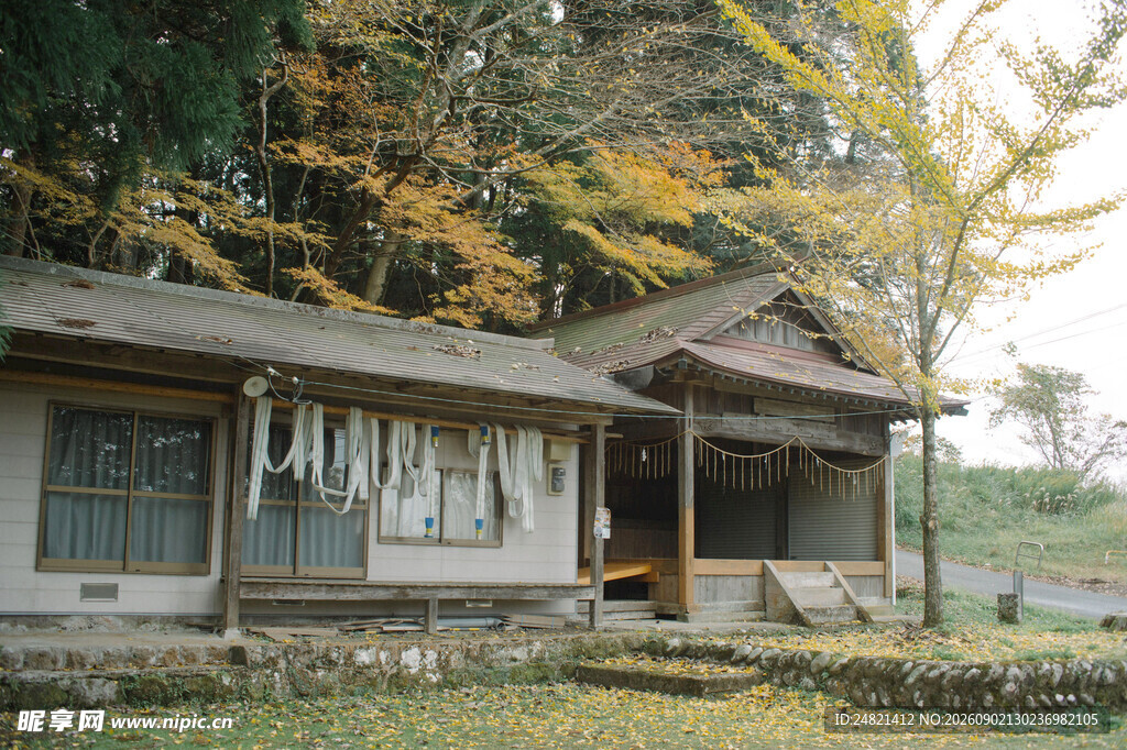 林间古朴小屋