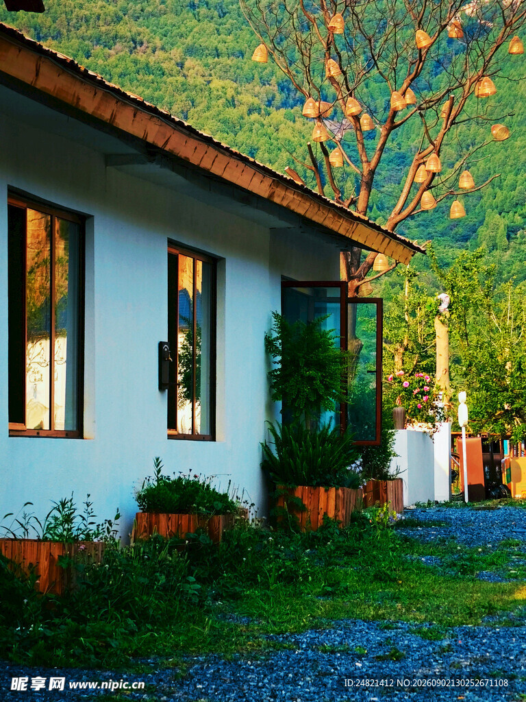 乡村小屋的宁静午后