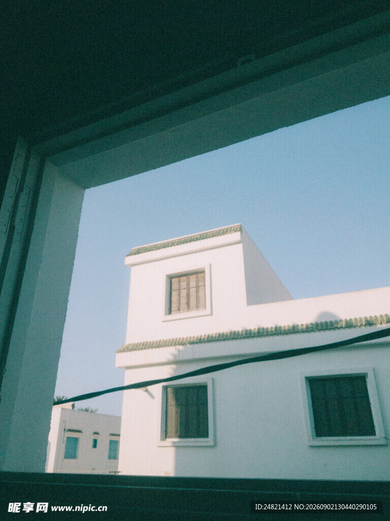 窗外白色建筑景致