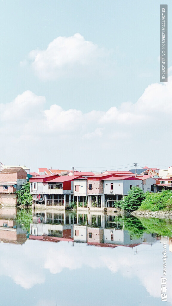 湖畔红顶建筑倒影美景