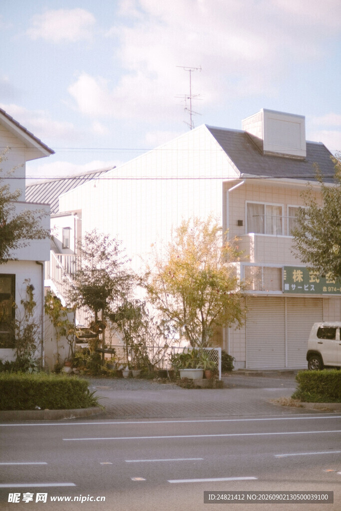 街道旁的现代风格住宅