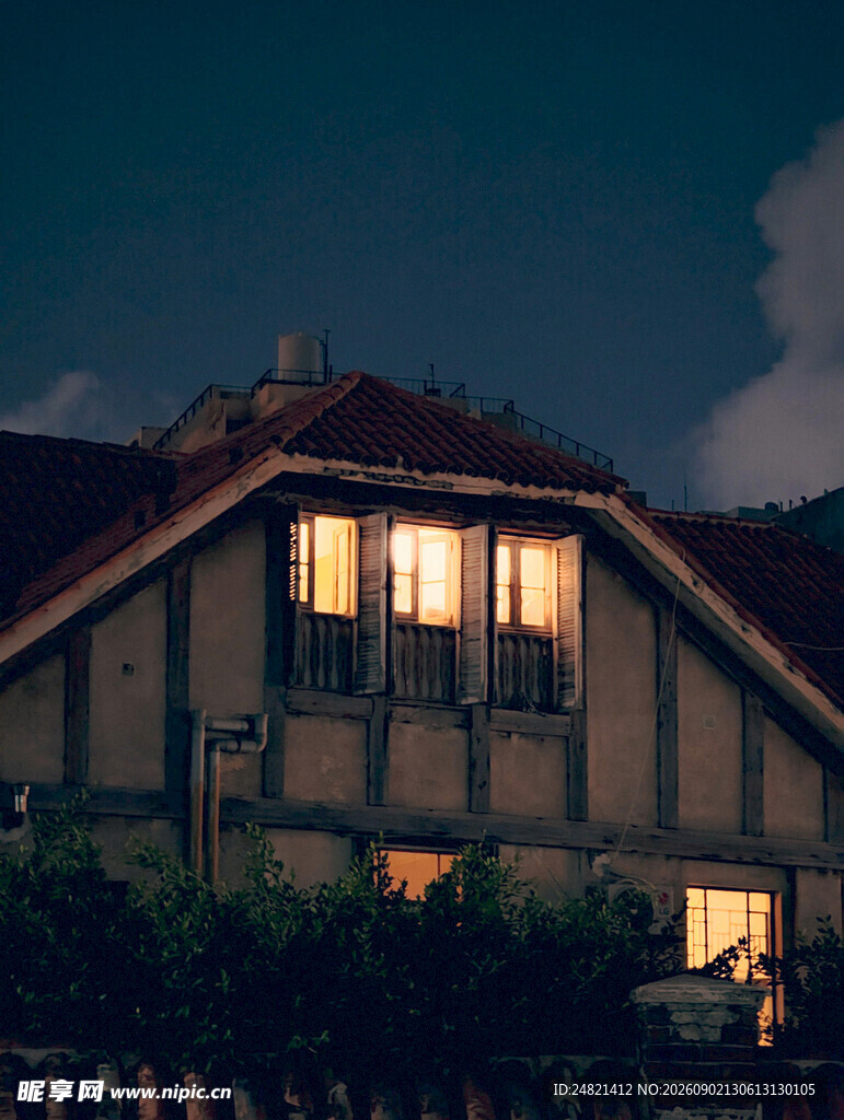 夜幕下温馨亮灯的小屋