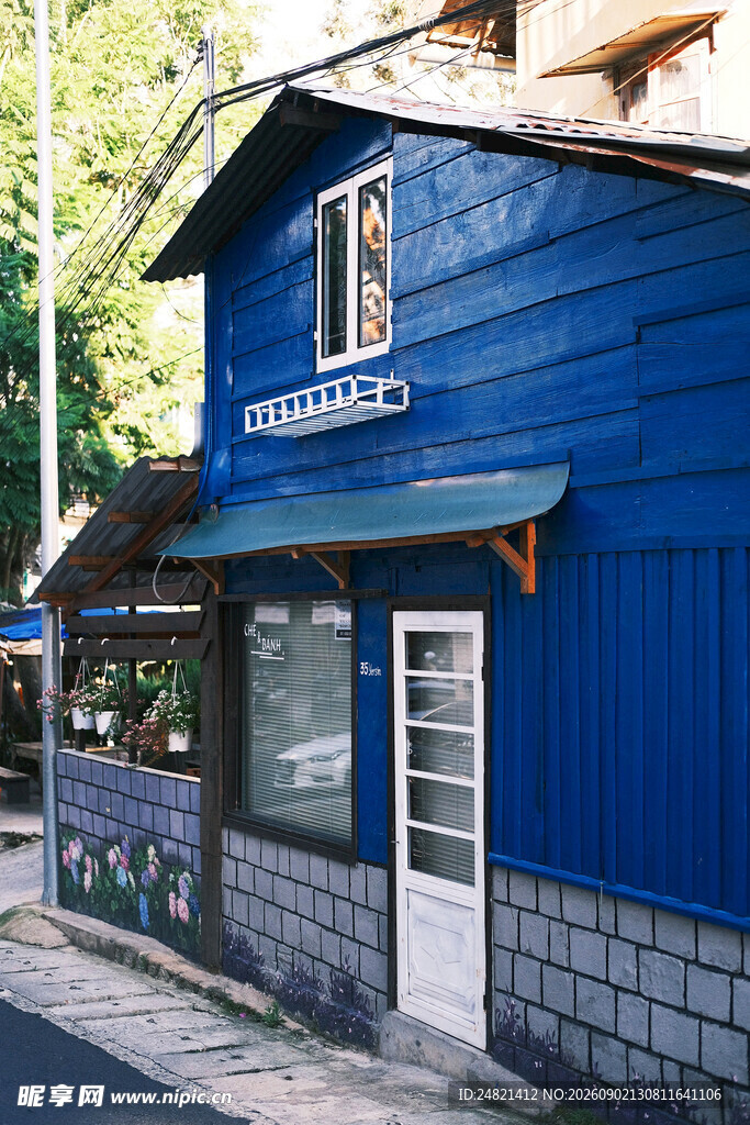 蓝色小屋坐落在山林间