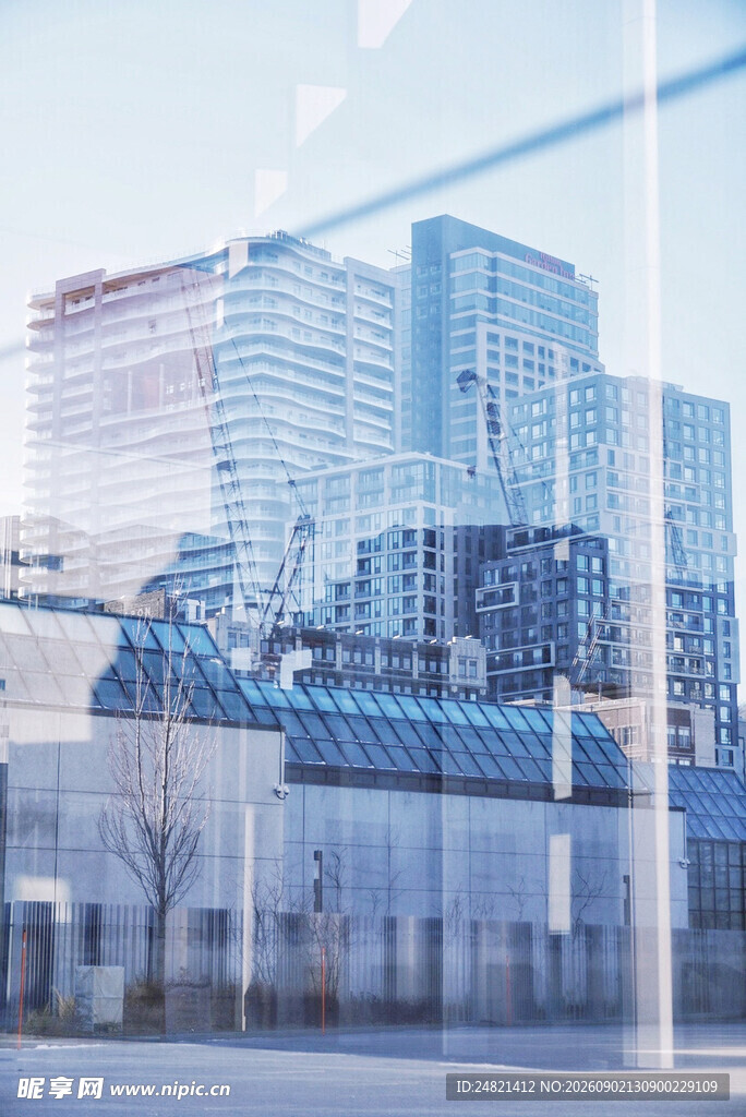 城市建筑玻璃倒影景观