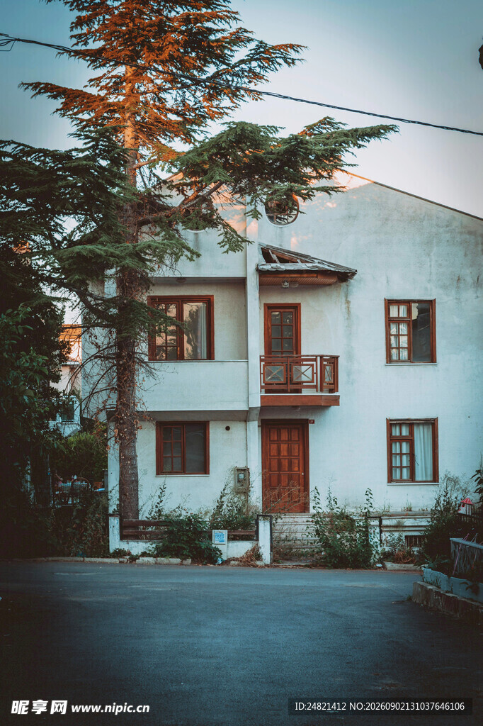 复古风格的两层白色住宅