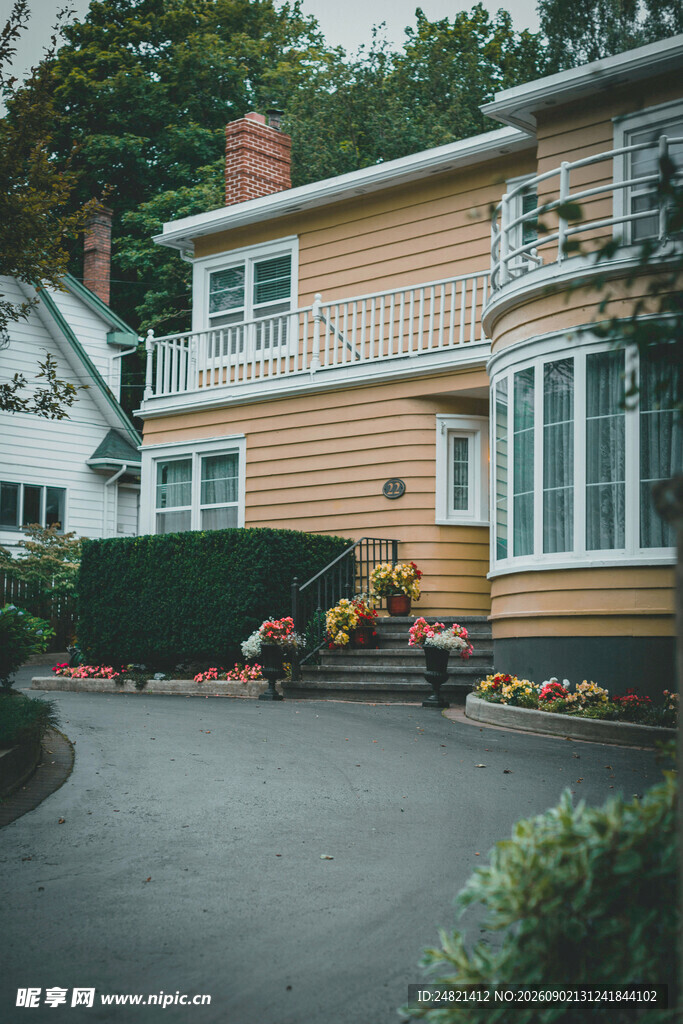 温馨两层住宅与庭院景观