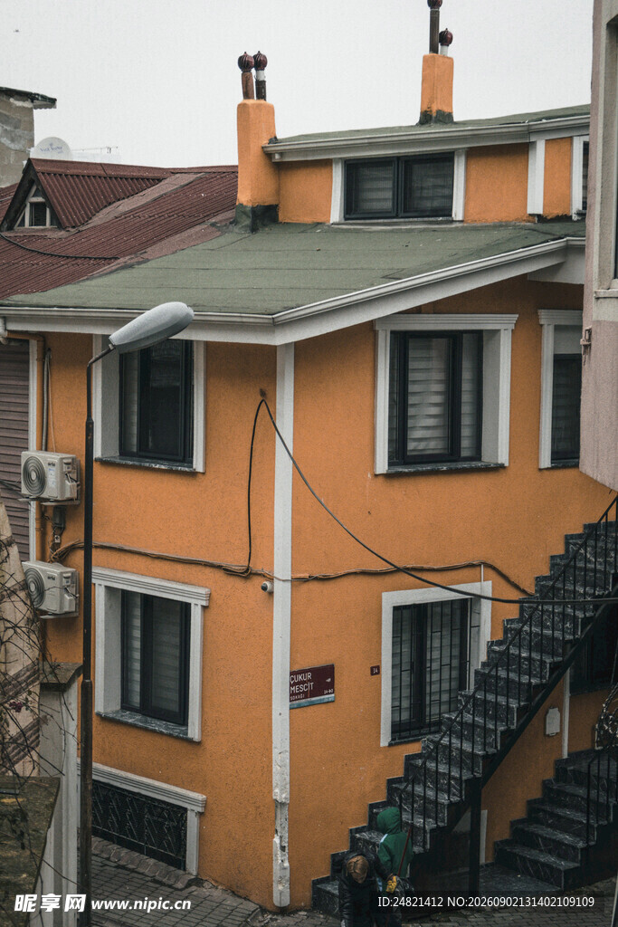 橙色外观的两层特色住宅
