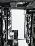 仰视城市狭窄楼间天空