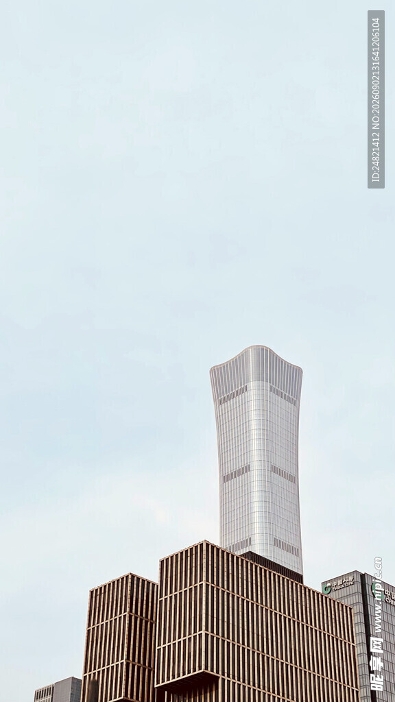 城市中高耸的现代摩天大楼