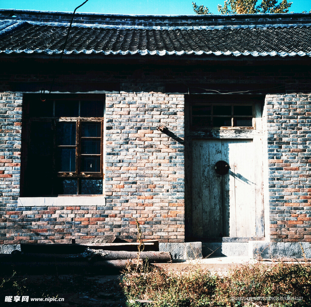 老旧砖墙房屋外观