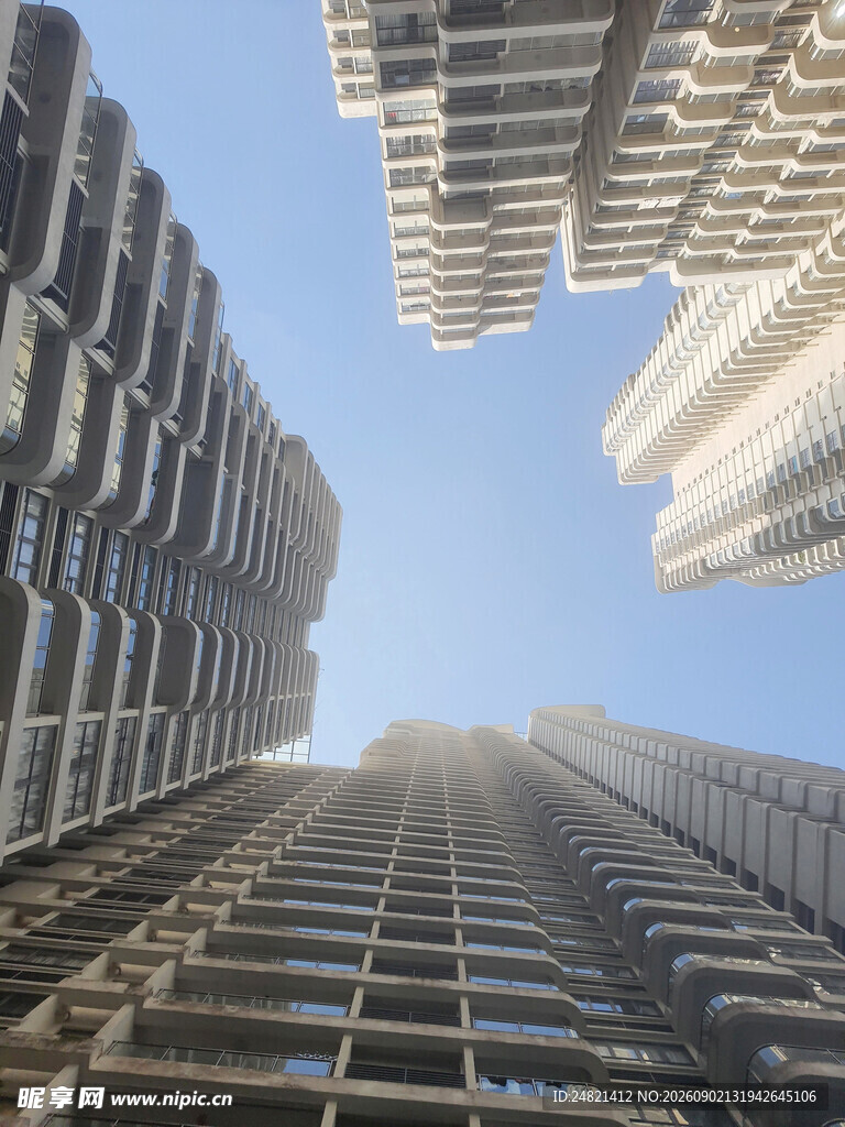仰视摩天大楼建筑群