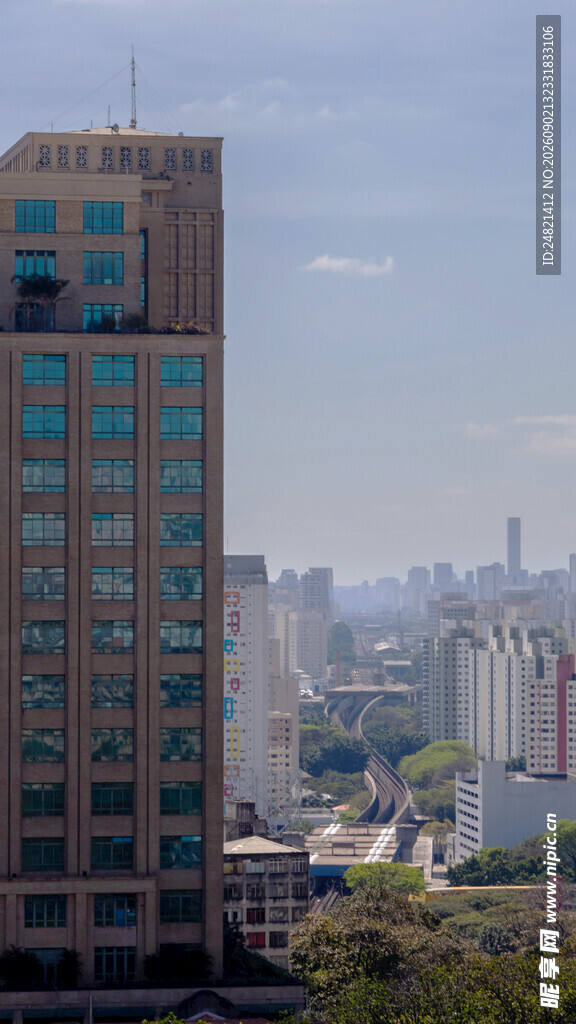 城市中高耸的现代办公大楼
