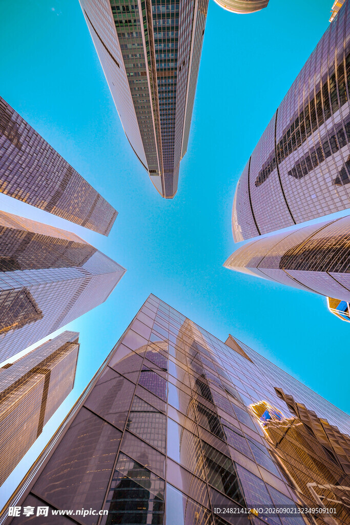 仰视都市摩天大楼景观