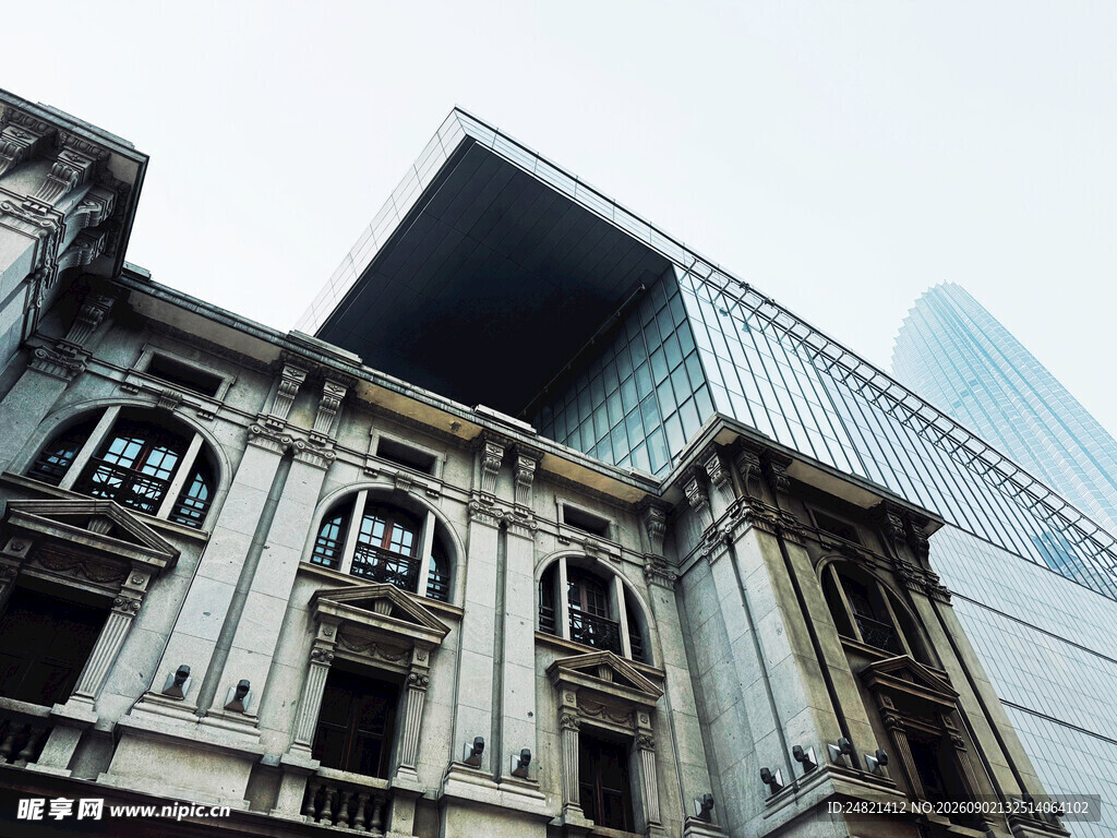新旧建筑对比的城市景观