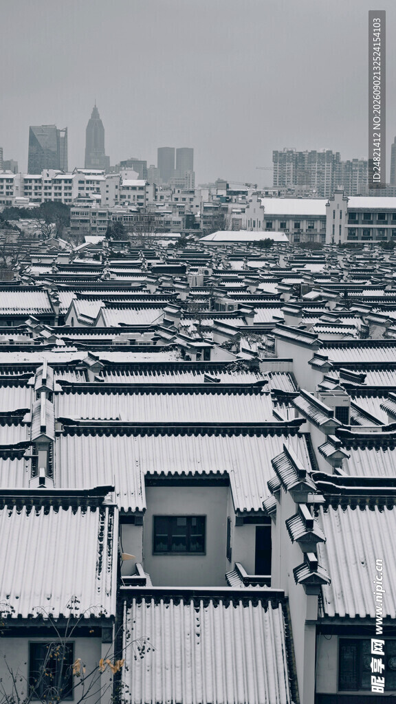 雪覆古建与现代都市相映
