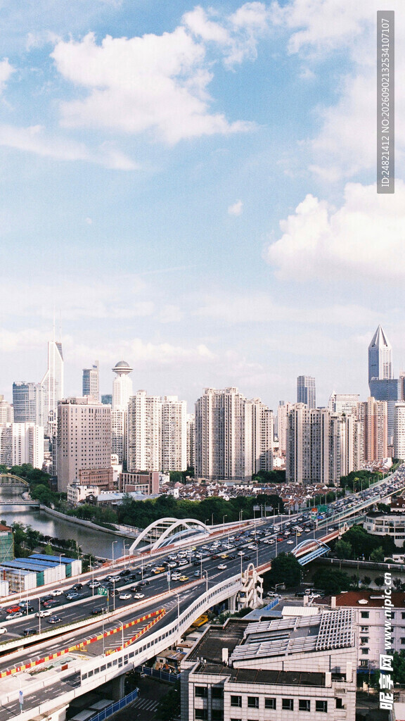 城市高架桥与林立高楼