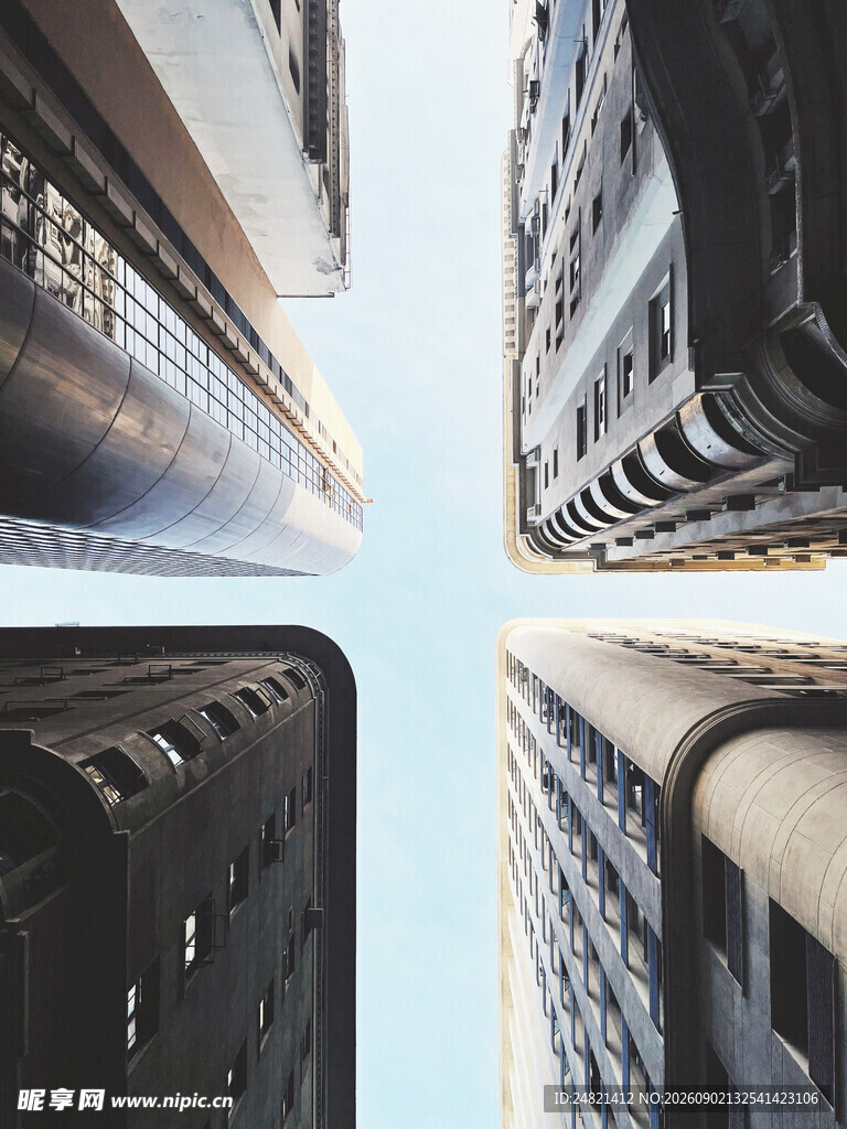 仰视都市高楼建筑群