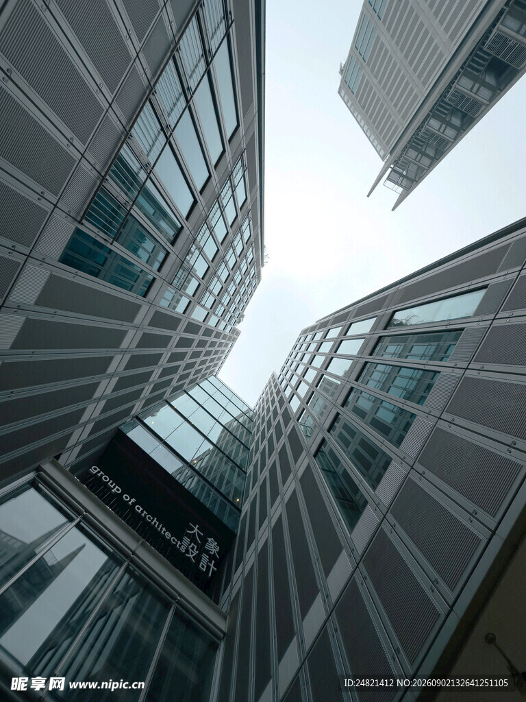 仰视都市现代摩天建筑群