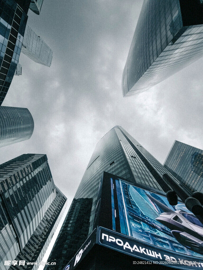 仰视都市摩天大楼景观