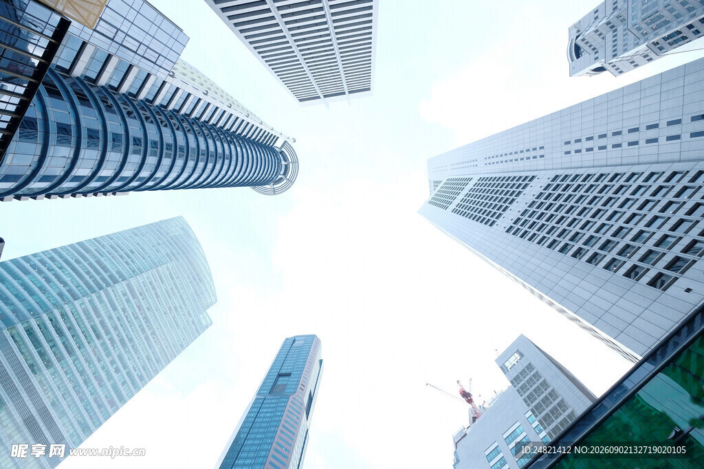 仰视都市摩天大楼景观