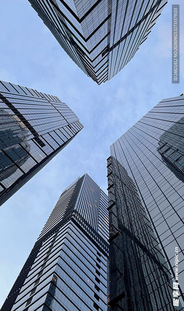 仰视都市摩天大楼景观