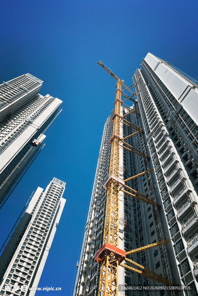 高楼建设中的塔吊