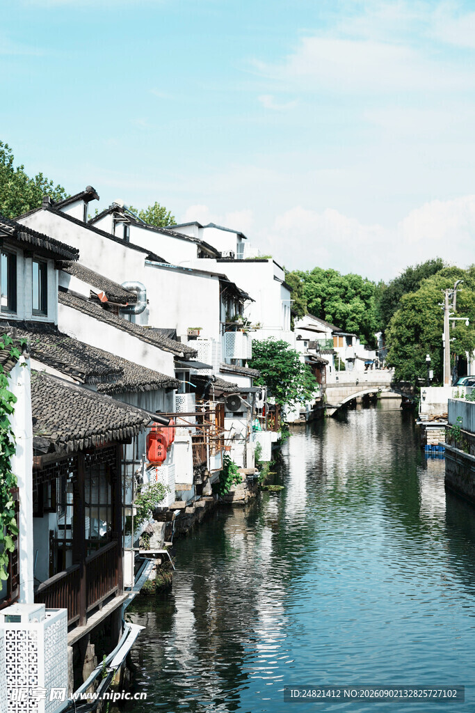 江南水乡沿河民居景致