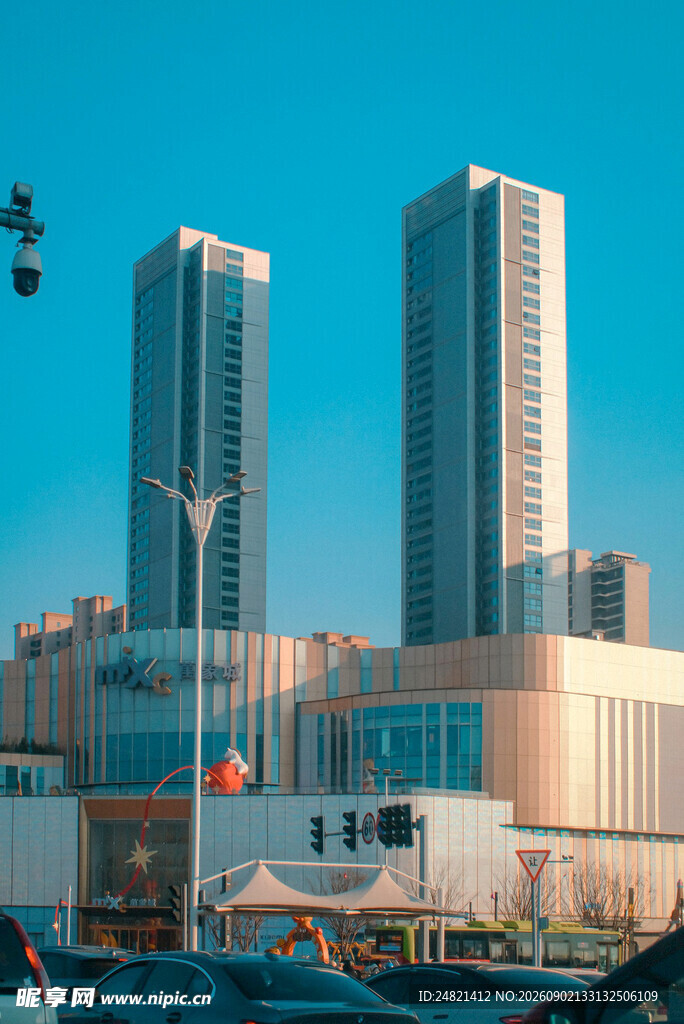 城市高楼与传统建筑景观