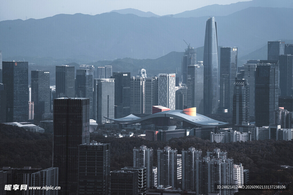 城市上空飞机飞过的景象