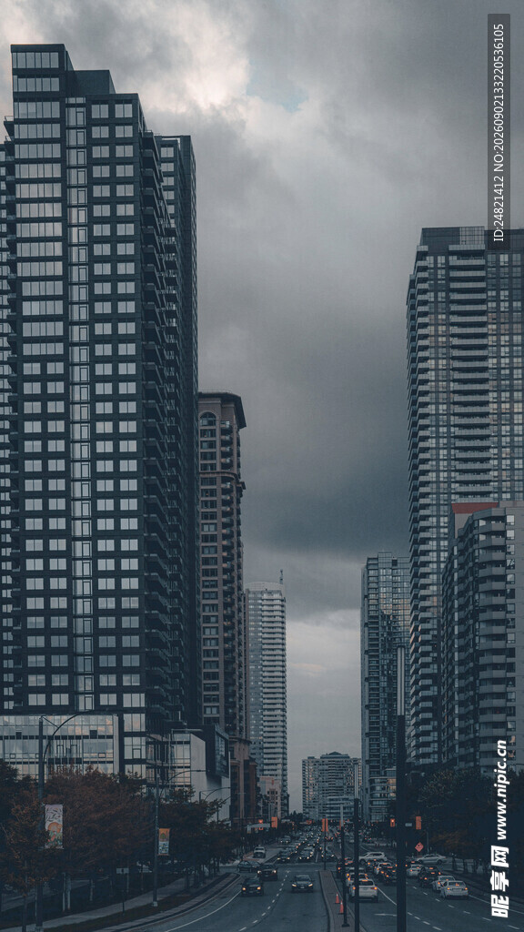 都市高楼林立的阴沉街景
