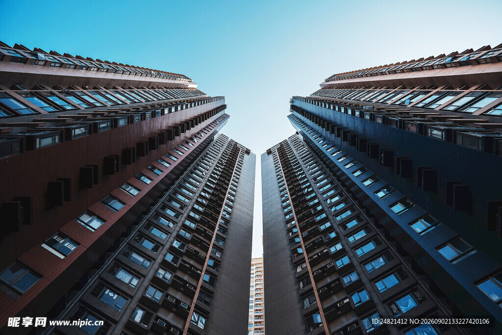 仰视城市高楼建筑群