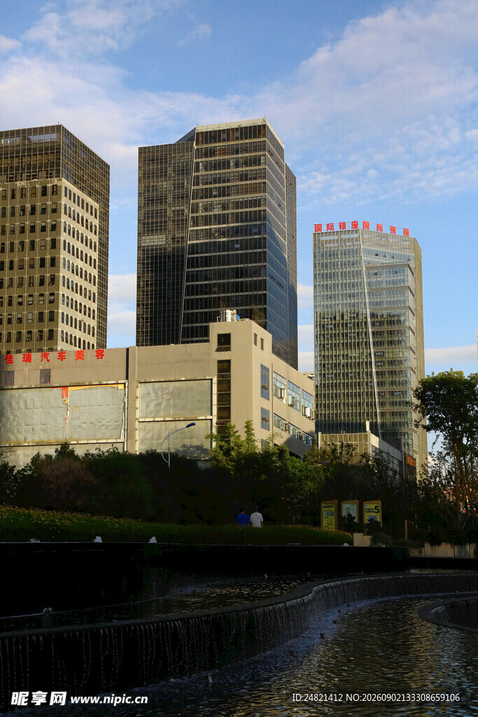 城市河畔的现代高楼景观