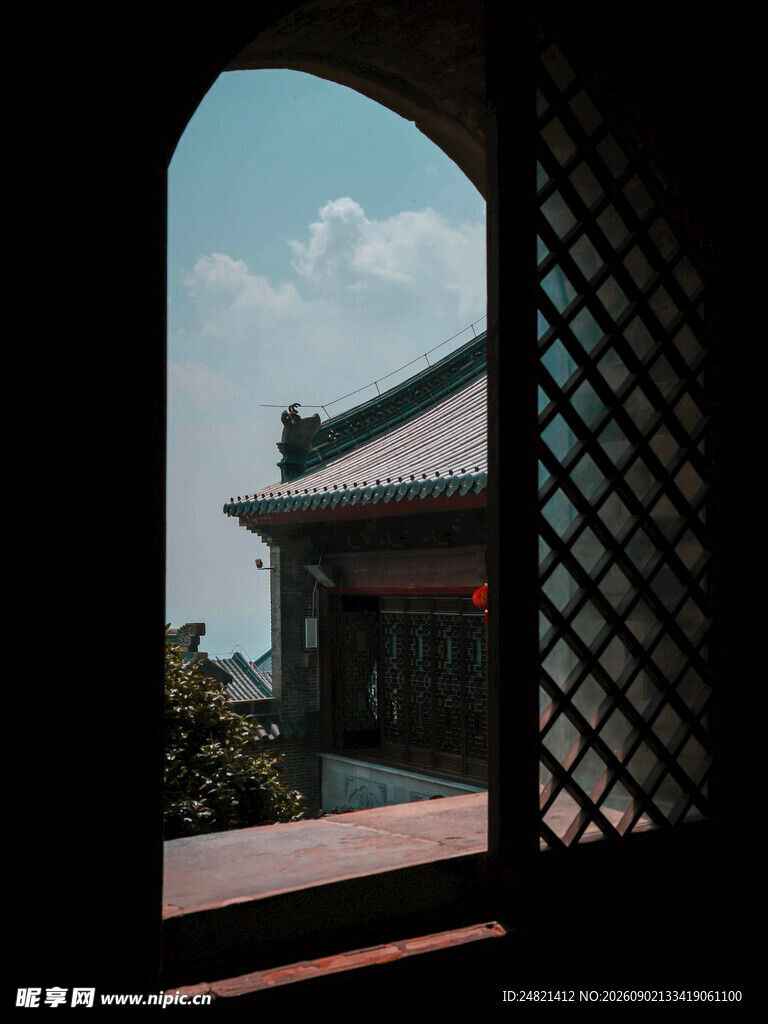 透过窗棂看中式古建筑